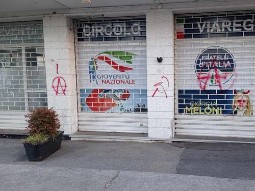 Viareggio, assalto alla sede di FdI: c'è la firma di anarchici e comunisti
