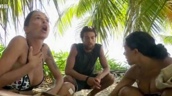 Isola dei Famosi, Nancy Coppola furiosa con Simone: "Non servi a niente"