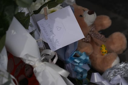 Fiori e peluche per Domenico fuori dall'ospedale 2