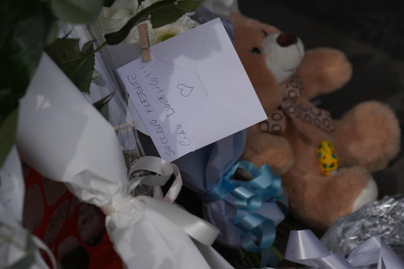 Fiori e peluche per Domenico fuori dall'ospedale 2