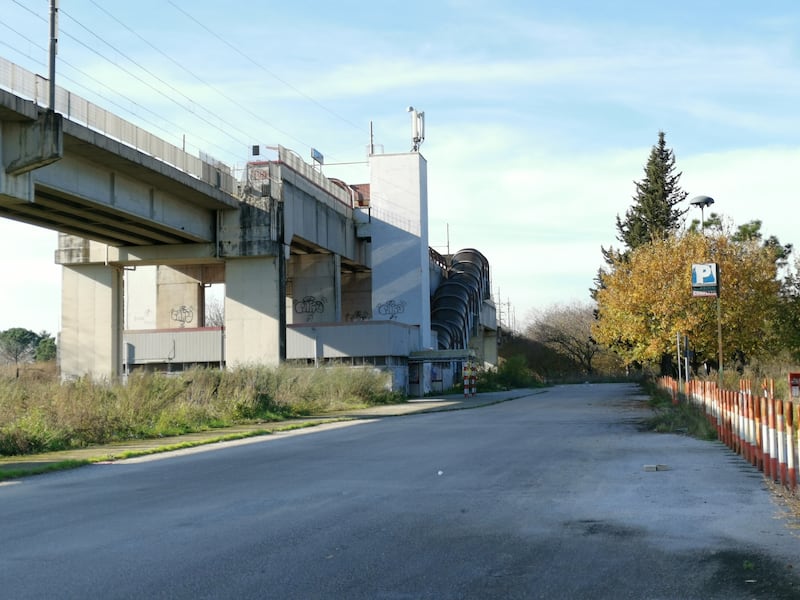 Nella stazione da incubo, tra svastiche, scritte razziste e abbandono 6