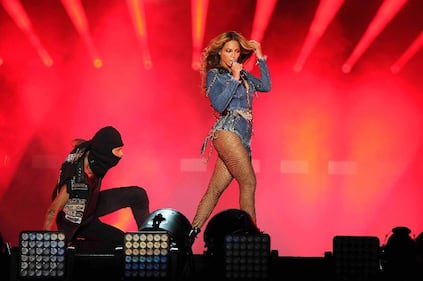 Beyonce a New York, jeans strappati e curve mozzafiato 14