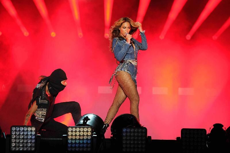 Beyonce a New York, jeans strappati e curve mozzafiato 14