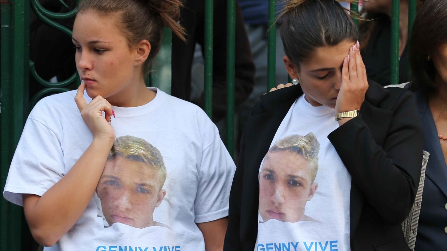 Napoli, i funerali del 17enne ucciso. "Le nostre mani grondano sangue"