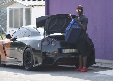 Balotelli e la sua macchina di lusso: gli scatti del nuovo gioiello di Supermario 3