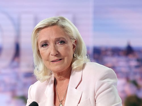 Conti disastrosi e nervi a pezzi. E Le Pen vola nei sondaggi