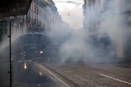 Fumogeni, pietre e bottiglie: l'attaccon degli antagonisti 4