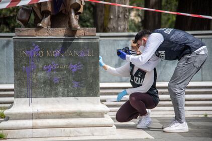 Vandalizzata la statua di Indro Montanelli a Milano  3