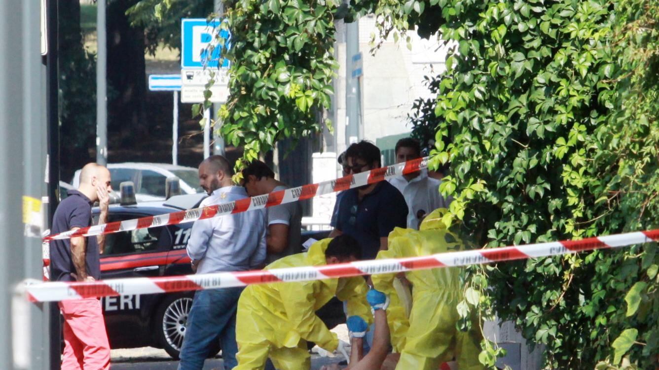 Ucciso in mezzo alla strada con tre coltellate al petto