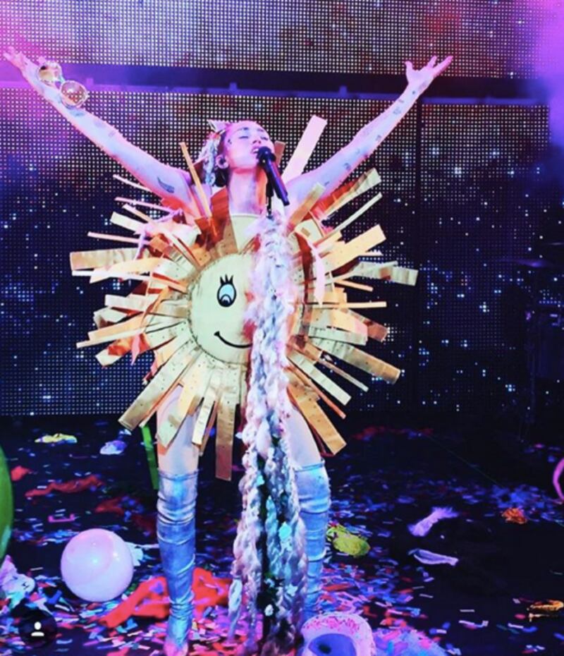 Miley Cyrus sempre più sexy in tour 12