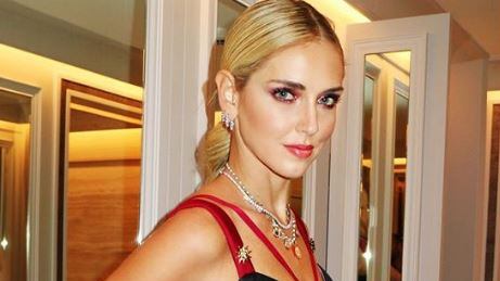 Chiara Ferragni si mostra sui social senza intimo. Il web: "Sembri una salsiccia"