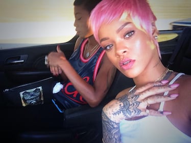 Ennesimo cambio look per Rihanna: ora capelli corti e rosa 3