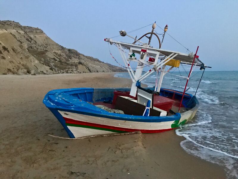 Le barche abbandonate sulle spiagge dell'agrigentino 9