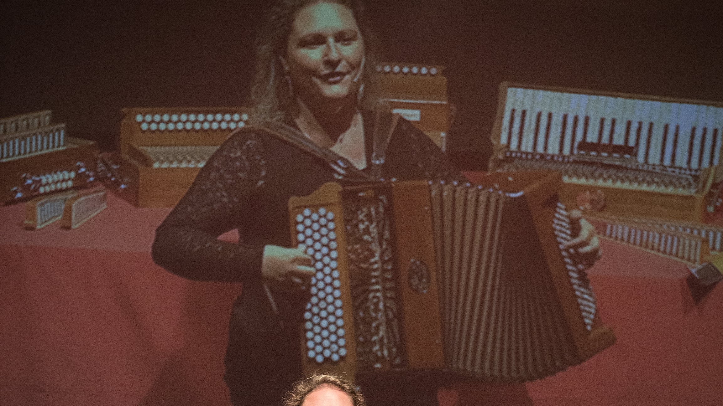 La dama della fisarmonica che canta le storie degli emigrati italiani
