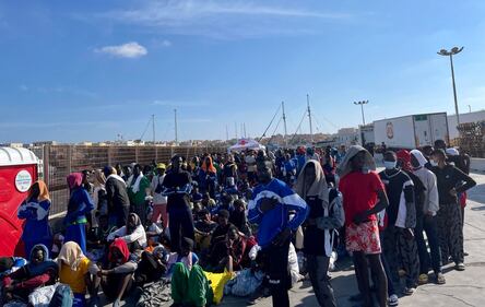Boom di arrivi a Lampedusa: l’assedio sul molo 8