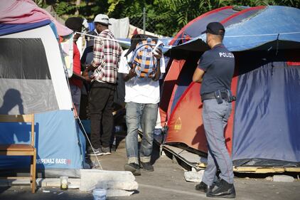 Blitz della polizia nella tendopoli dei migranti alla Stazione Tiburtina 1