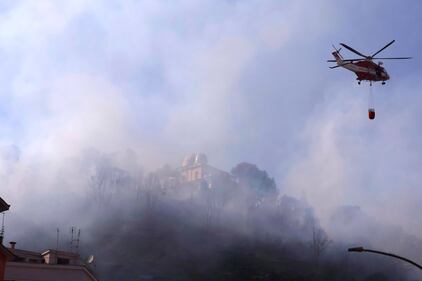 Case evacuate a Monte Mario ed elicottero antincendio all'opera: paura a Roma 2