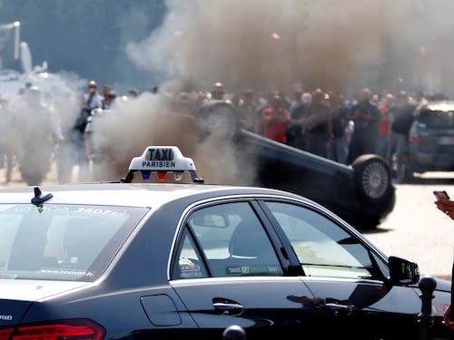 Francia, i tassisti contro Uber: strade bloccate e auto bruciate