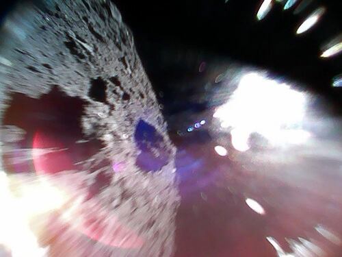 Le incredibili foto dell'asteroide Ryugu inviate dalla sonda Hayabusa-2