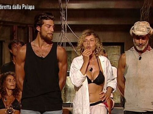Isola dei Famosi, eliminata Eva Grimaldi. L'attrice sbarca sull'Isola dei primitivi