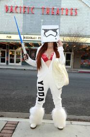Aspettando Star Wars - Il Risveglio della Forza: attrice si spoglia per strada 54
