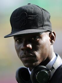 Balotelli, via cresta ed orecchini 8
