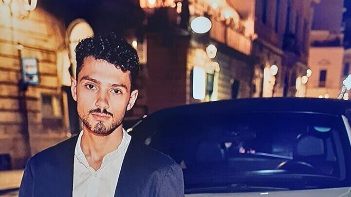 Auto si scontra contro un bus: muoiono tre giovanissimi