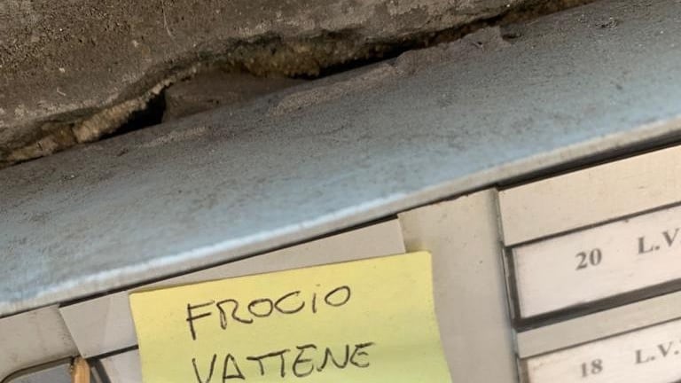 "Fr... vattene": scritta omofoba sul citofono di Luca Tommassini