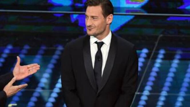 Sanremo, la gaffe di Totti in diretta: "L'ha fatto Ilary"