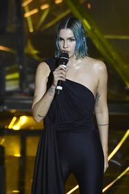 Sanremo 2024: ecco il look della terza serata del Festival di Rose Villain 6