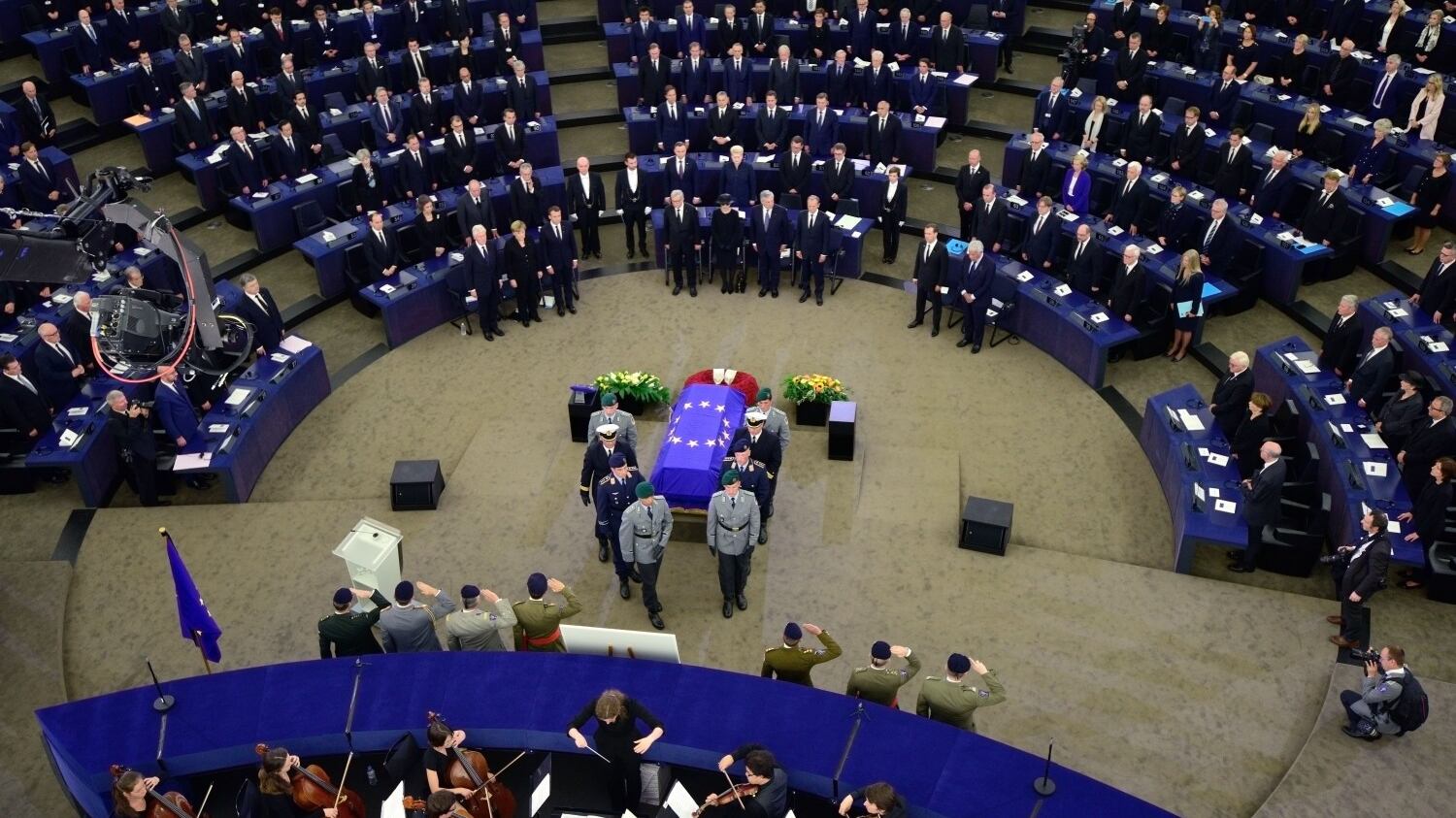 I funerali di Kohl all'Europarlamento: l'addio a uno dei padri fondatori dell'Ue