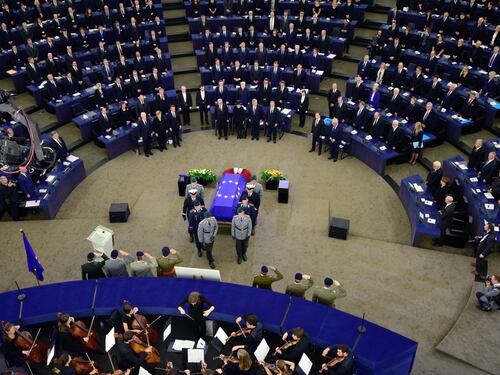I funerali di Kohl all'Europarlamento: l'addio a uno dei padri fondatori dell'Ue