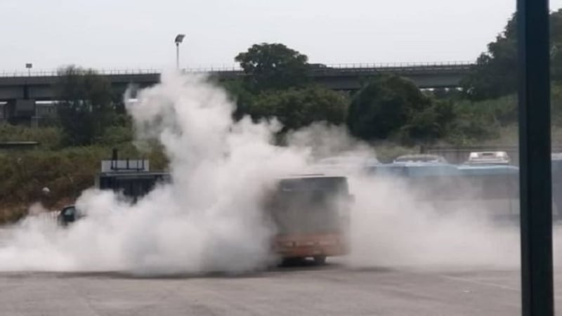 Autobus della Ctp in fiamme nel deposito di Arzano: autista intossicato dal fumo