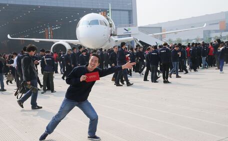 Da oggi la Cina ha un suo aereo di linea 10