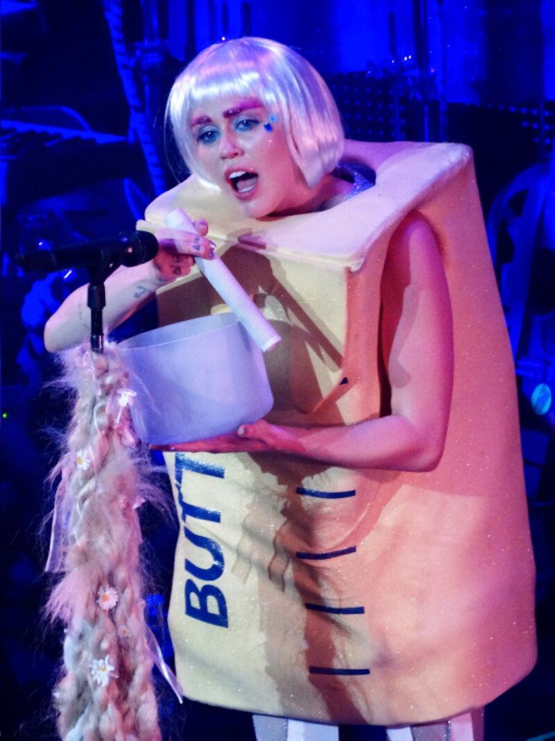 Miley Cyrus chiude il tour con Pamela Anderson 28