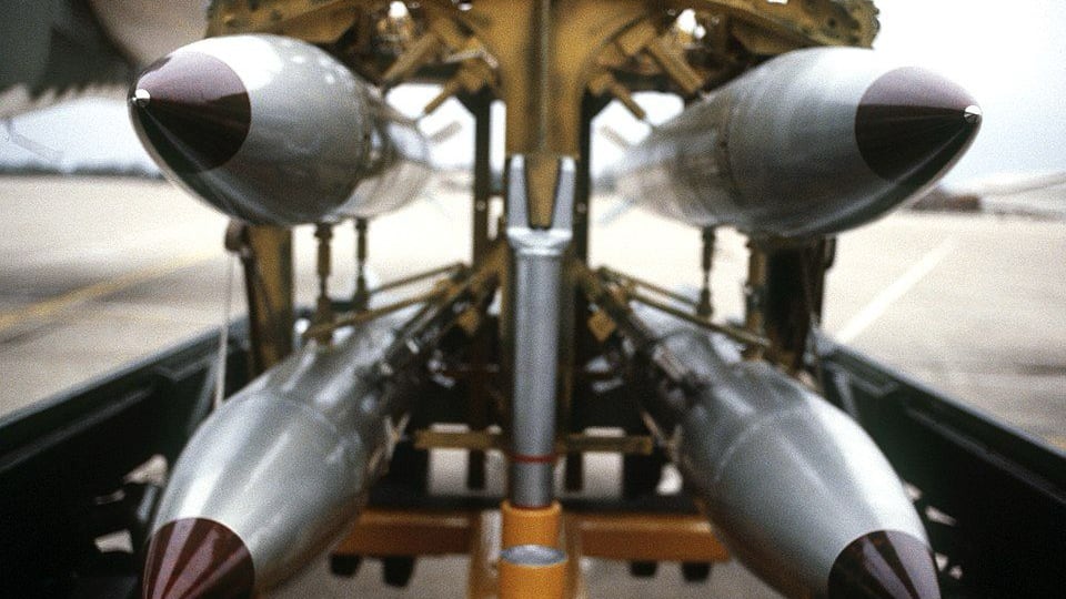 Gli Usa portano altre testate nucelari B61-12 in Europa: cosa c'è dietro la mossa di Trump