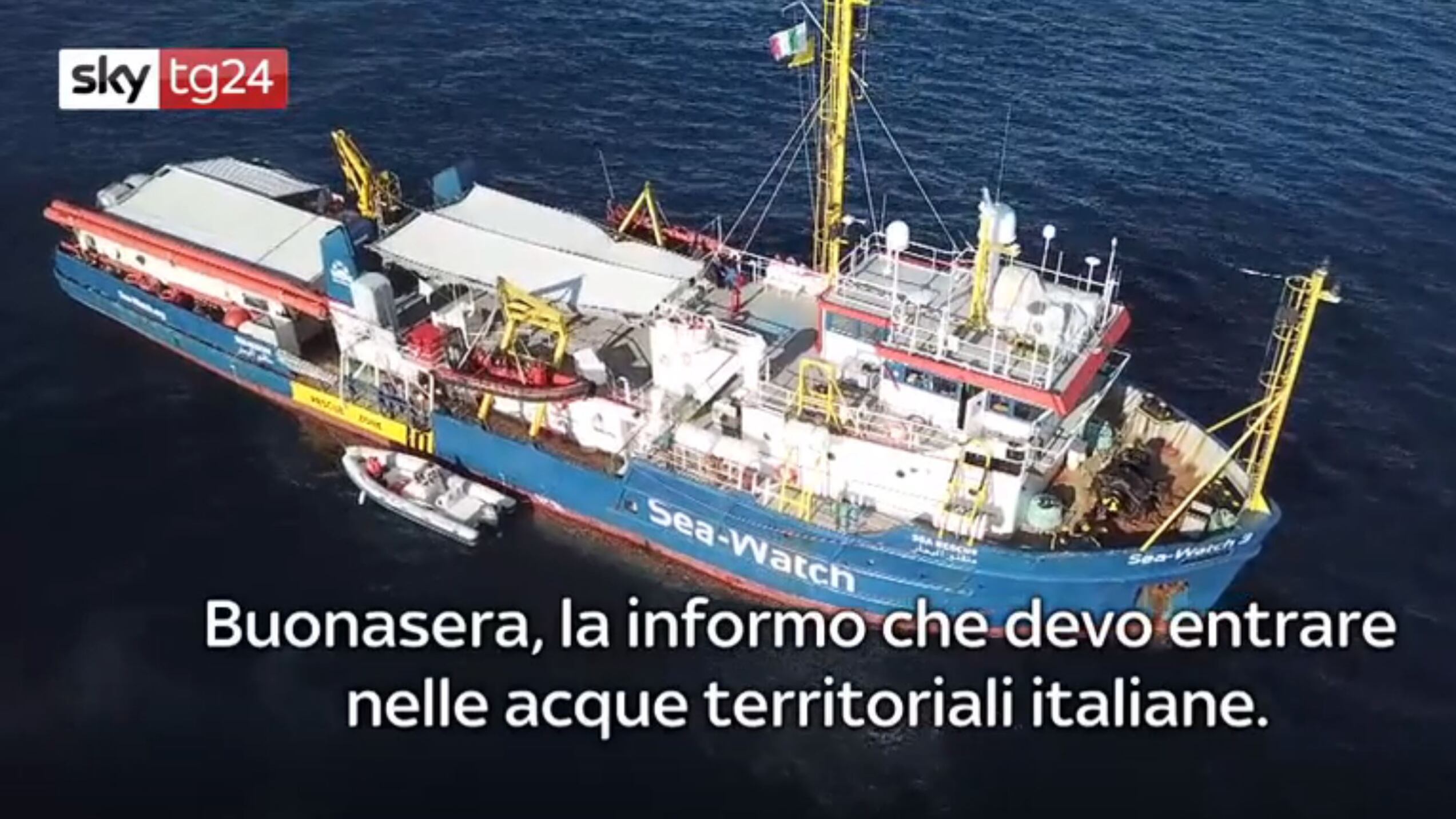 Sea Watch resta al largo di Lampedusa. Nella notte evacuati due migranti
