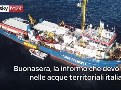 Sea Watch resta al largo di Lampedusa. Nella notte evacuati due migranti