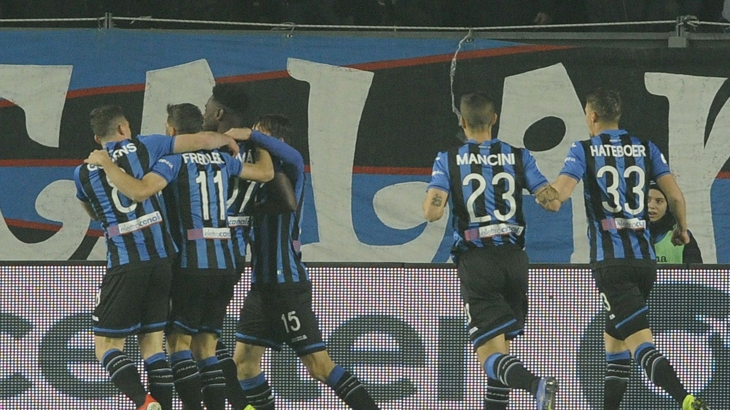 Zapata (e la Var) piegano la Lazio: l'Atalanta sogna zona champions