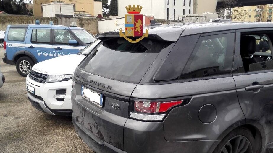 Auto rubate pronte a essere imbarcate per l'Africa