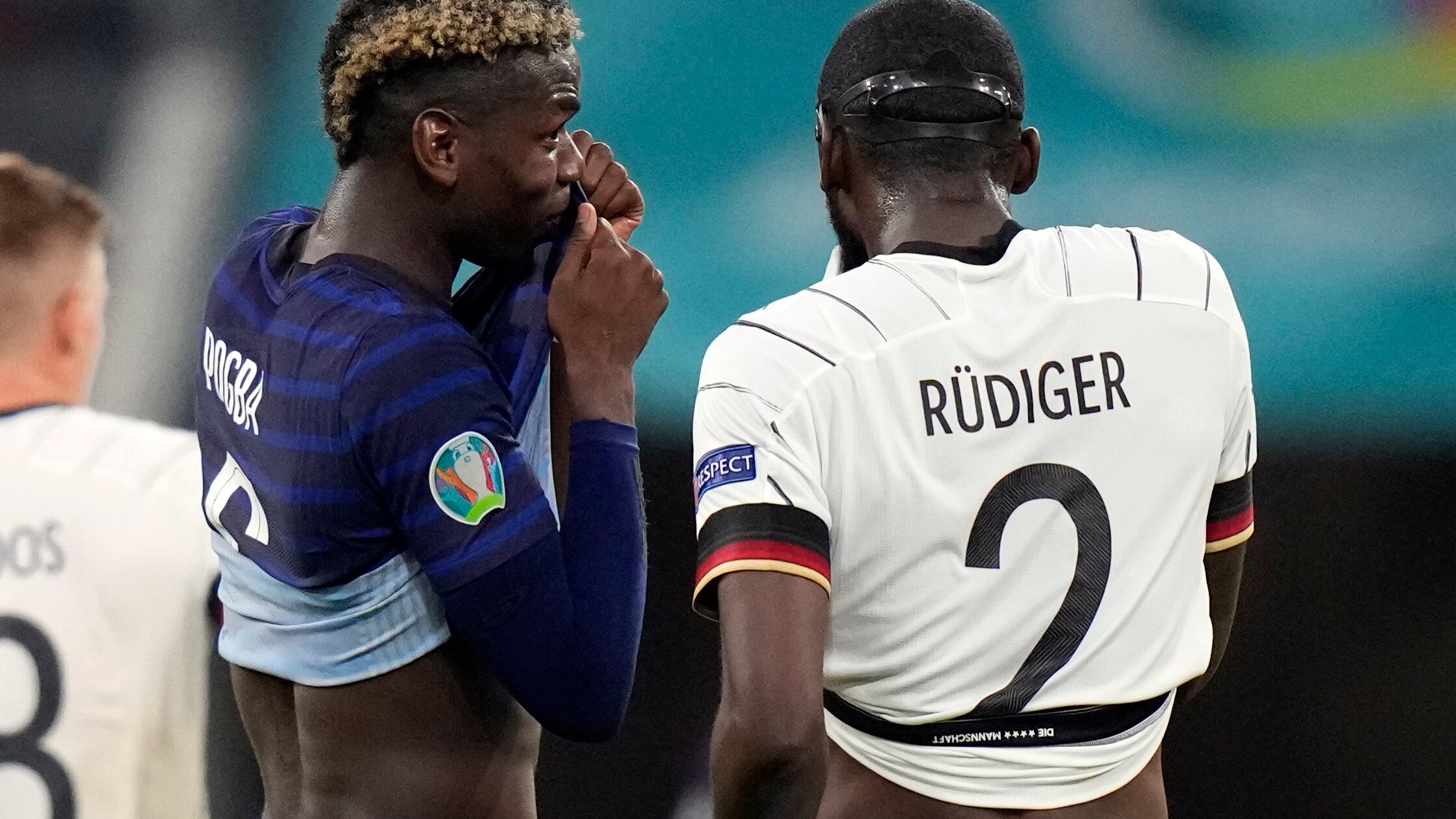 "Mi ha morso...". Scintille in campo tra Rudiger e Pogba