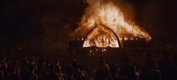Emilia Clarke, nuda tra le fiamme 1