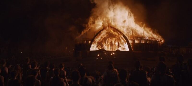 Emilia Clarke, nuda tra le fiamme 1