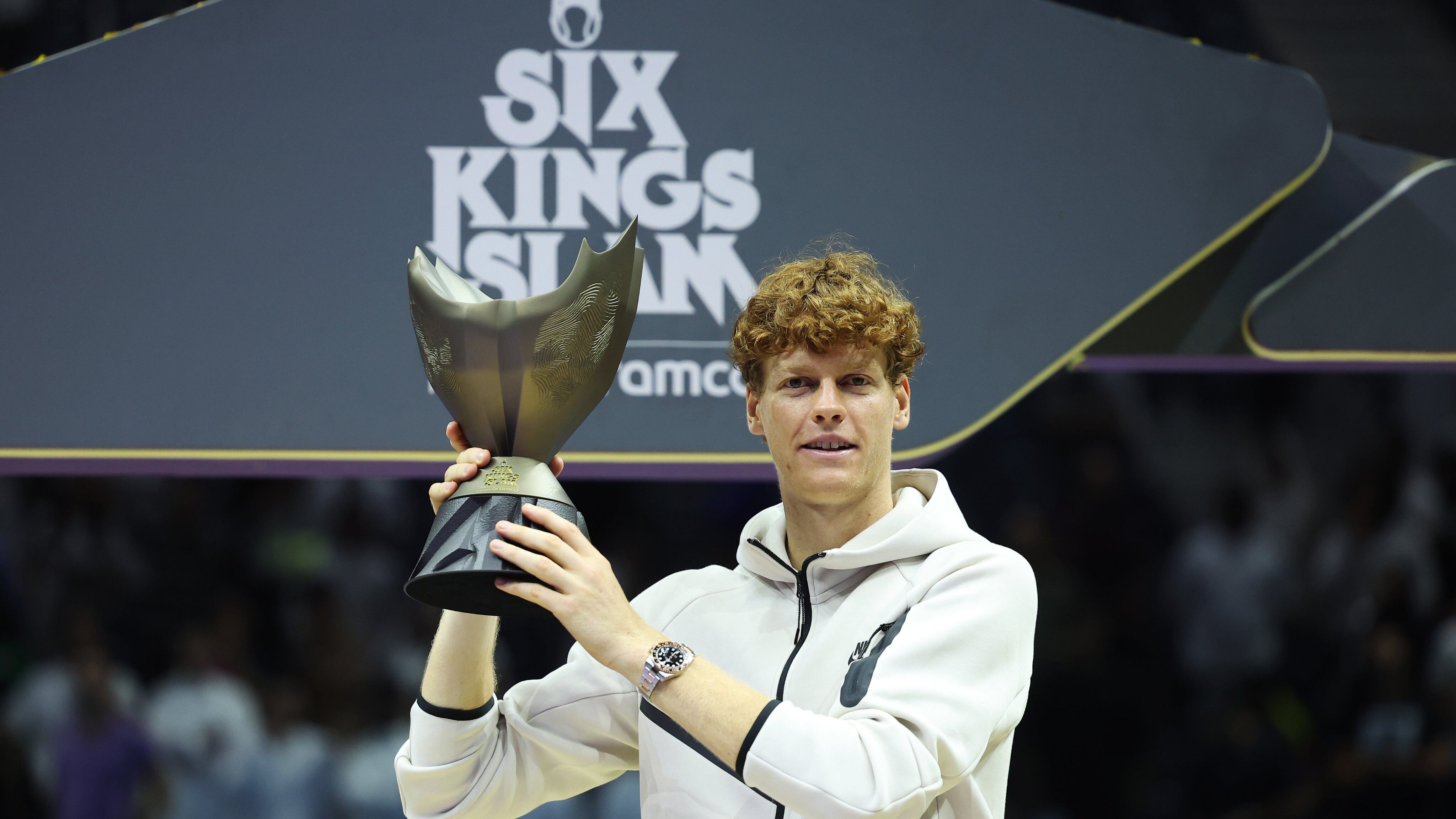 Sinner è il re d'Arabia: rimonta Alcaraz e vince il Six King Slam
