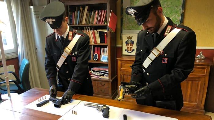 Roma, scoperto arsenale di armi e munizioni in casa di un pensionato: arrestato