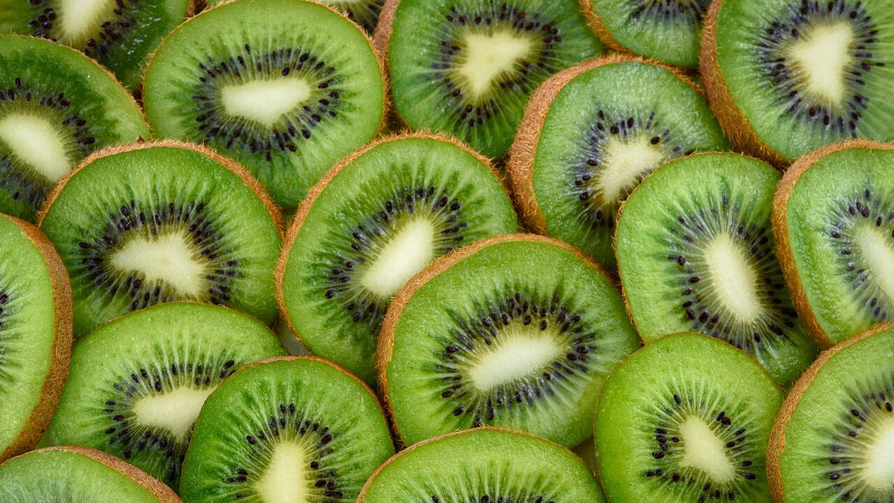 Kiwi, il superfrutto che fa bene al corpo e alla mente