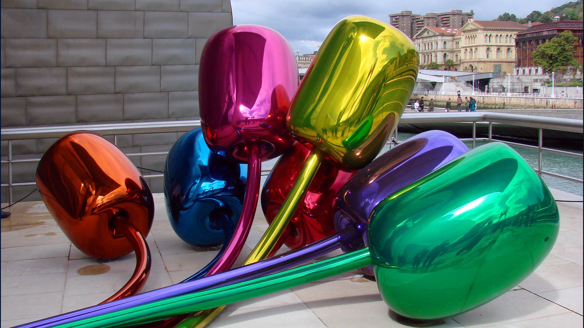 Parigi, polemiche sull'opera di Jeff Koons per le vittime Isis: sulla targa niente nomi