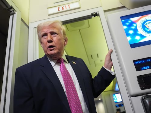 Avviso di Donald dopo i no dell'Ue. "Si prendano il petrolio da soli"