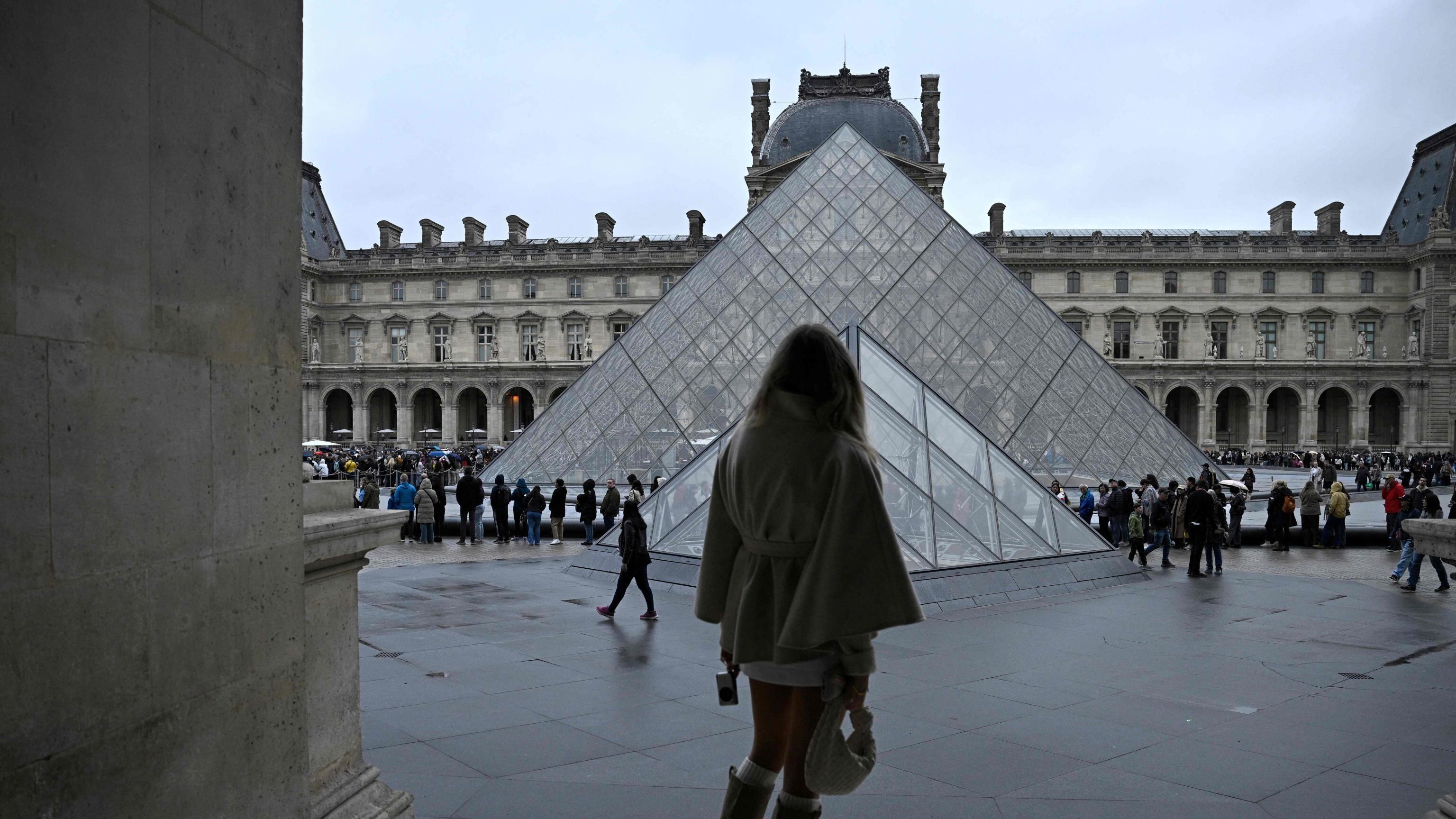 Louvre choc: "Finanze in declino, acquisizioni flop e caos visitatori"