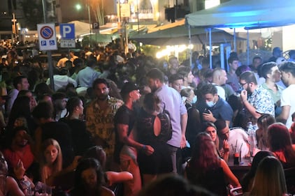 Nonostante i divieti di ballo e assembramenti non si ferma la movida 5